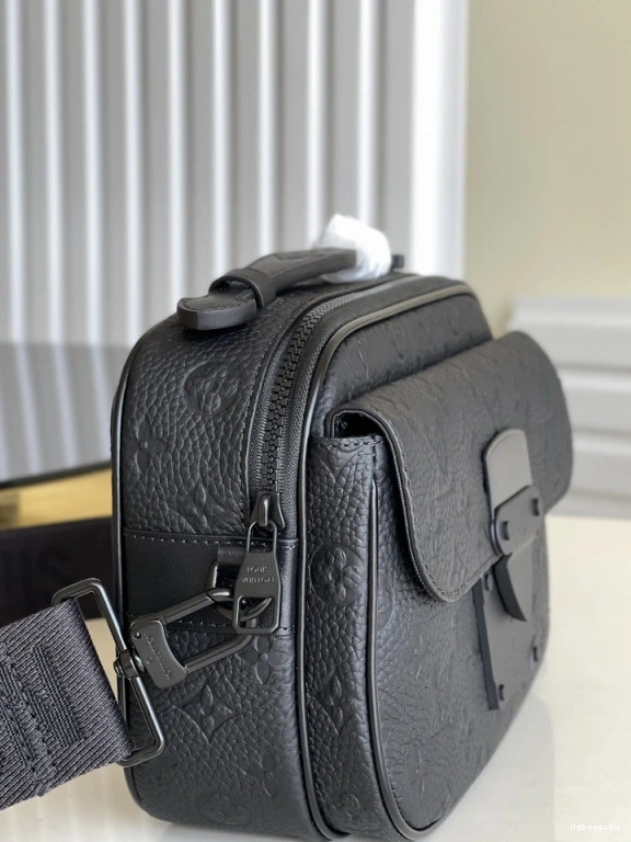 VUITTON LOUIS LOCK S MESSENGER 0413